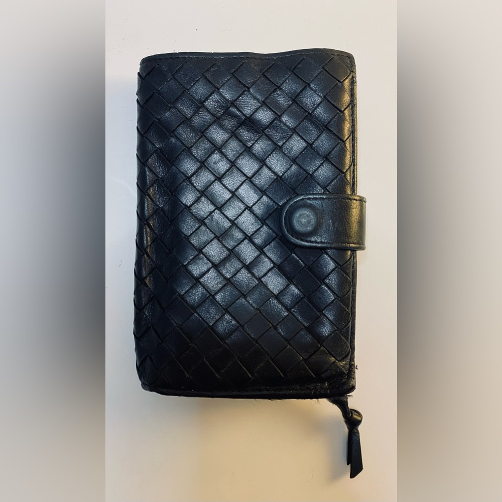 Bottega Veneta Medium Intrecciato Bi-Fold Zip Wallet in Black Woven Leather